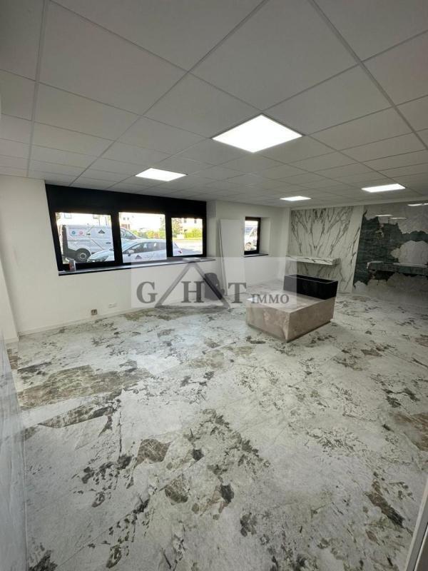 Office in Lieusaint to rent Interior Photo- Image 1 of 4