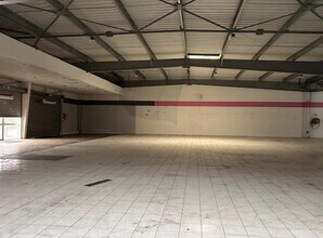 Retail in Maurepas to rent Interior Photo- Image 2 of 5