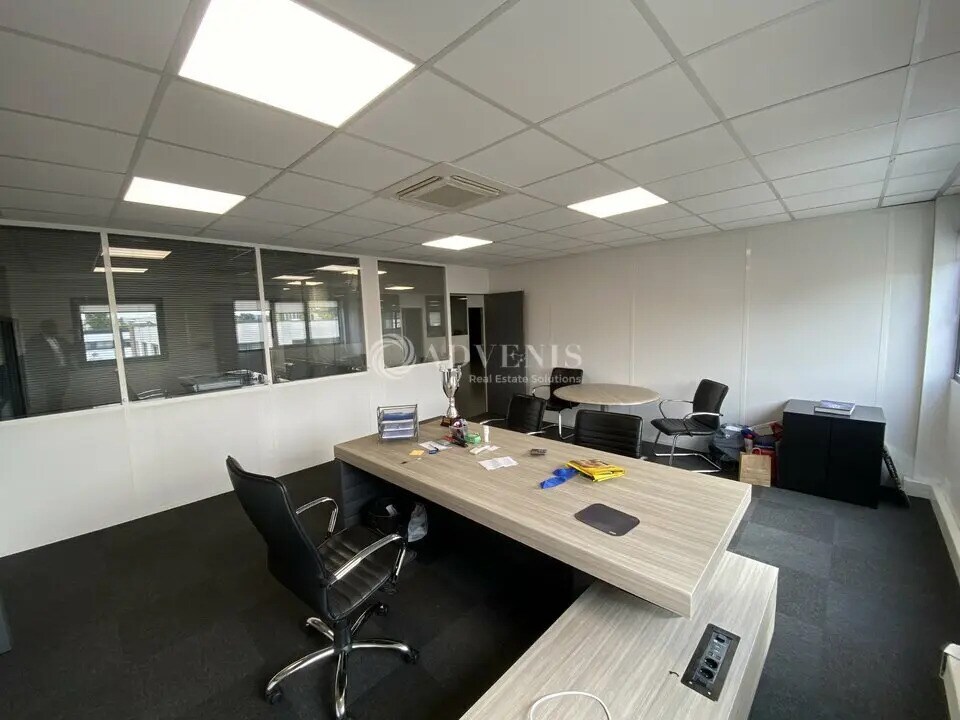 Office in Neuilly-Plaisance to rent Interior Photo- Image 1 of 12