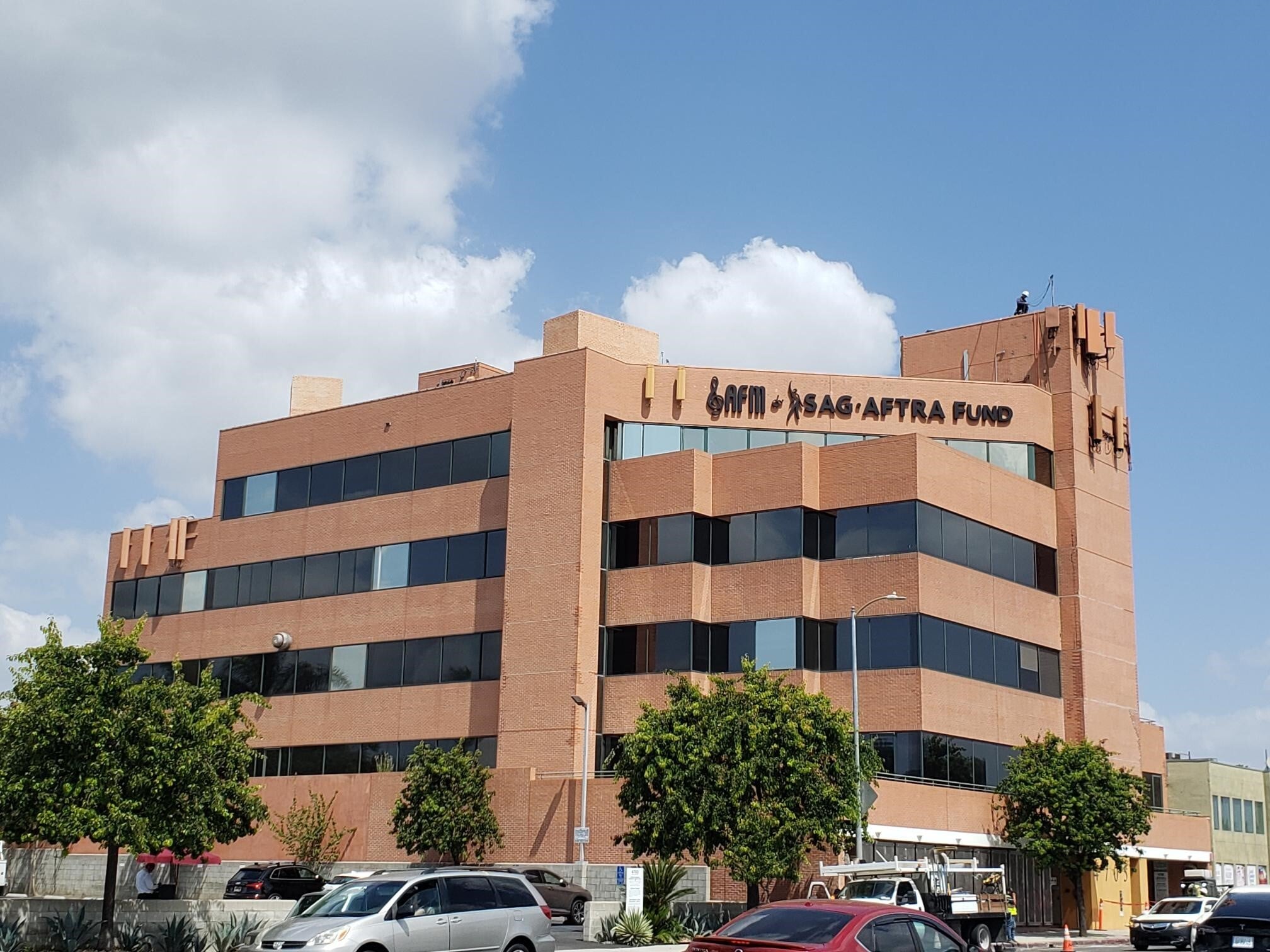 4705 Laurel Canyon Blvd, Studio City, CA to rent Primary Photo- Image 1 of 9