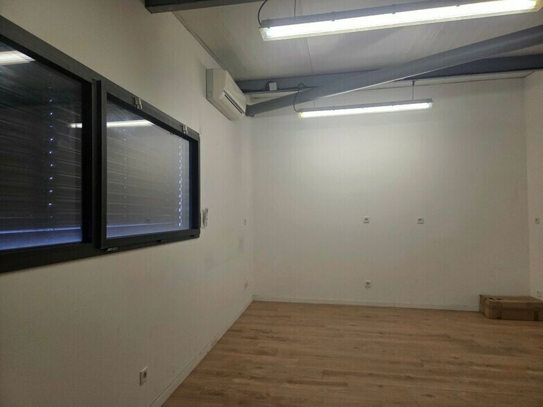 19 Rue Du Pont D'Arthaud, Messimy to rent - Interior Photo - Image 3 of 5