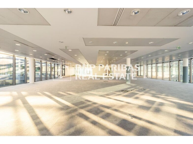 Office in Courbevoie to rent - Interior Photo - Image 3 of 13