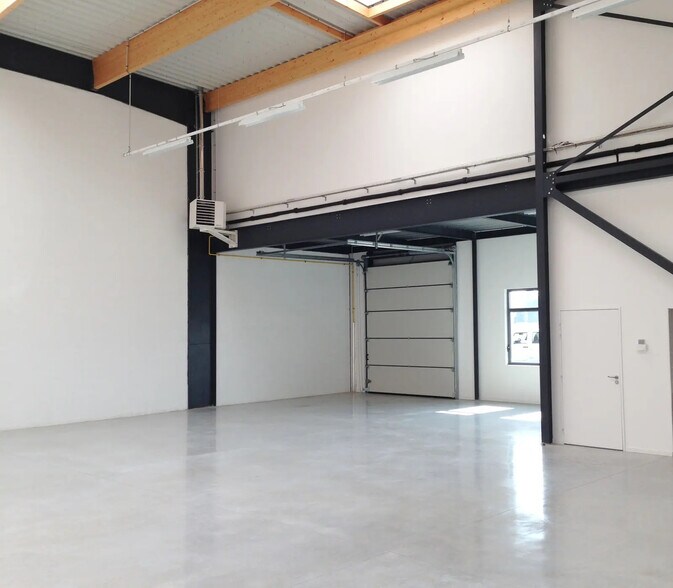 Light Industrial in Lieusaint to rent - Building Photo - Image 3 of 4