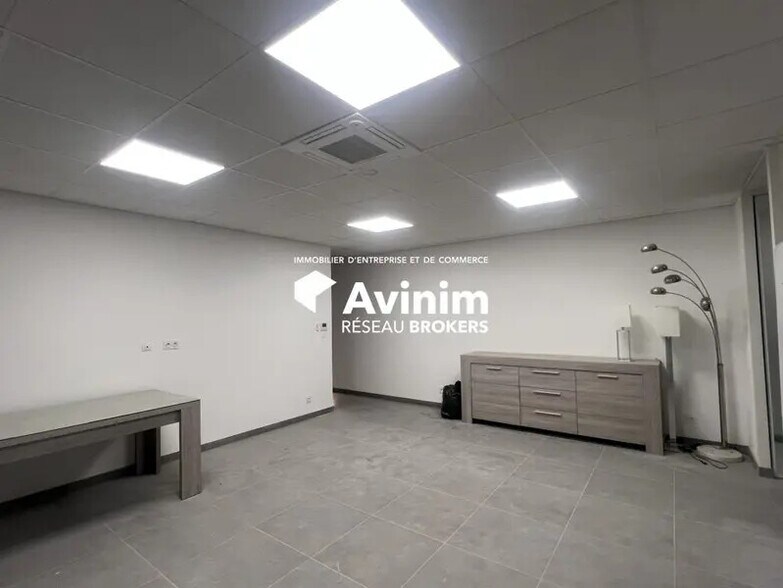 Office in Saint-Bonnet-de-Mure to rent - Interior Photo - Image 3 of 9
