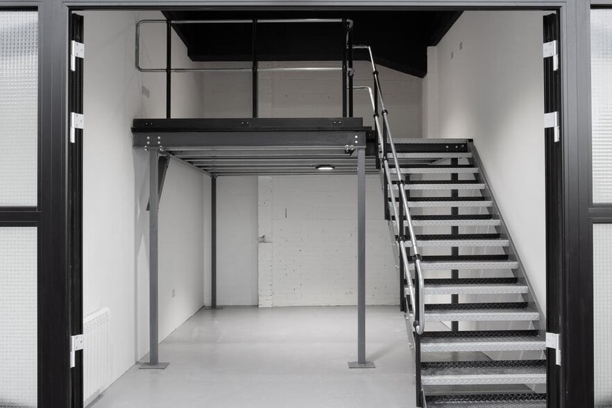 Western Ave, London to rent - Building Photo - Image 2 of 25