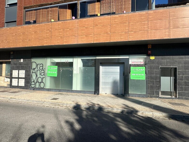 Retail in Granada to rent - Building Photo - Image 1 of 24