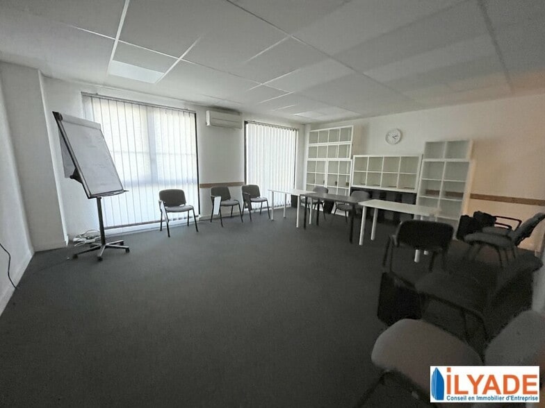 Office in Aubagne for sale - Interior Photo - Image 2 of 12