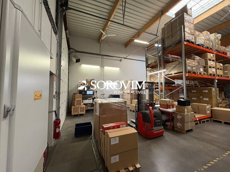 Light Industrial in Décines-Charpieu for sale - Interior Photo - Image 2 of 8
