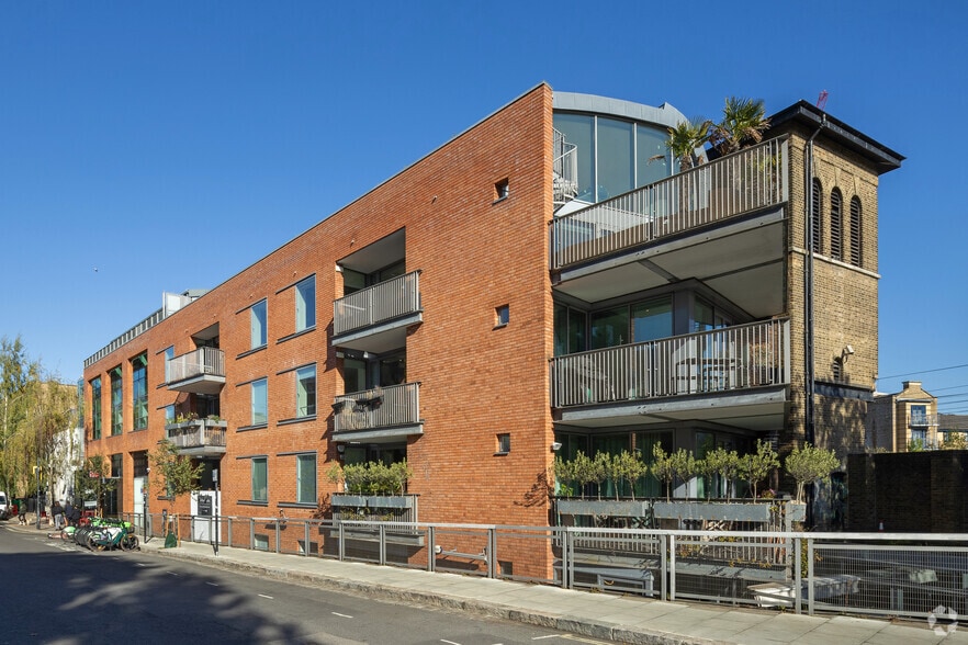 42 Gloucester Ave, London to rent - Building Photo - Image 3 of 3