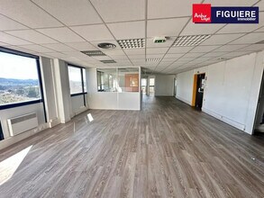 511 Route De La Seds, Vitrolles to rent Interior Photo- Image 1 of 6