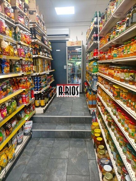 Retail in Hyères for sale - Interior Photo - Image 3 of 7