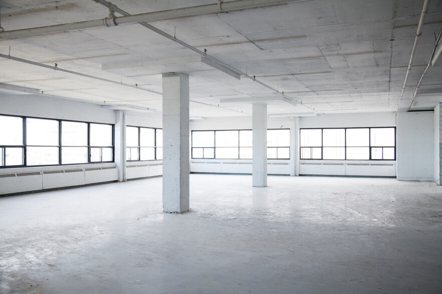 111 Rue Chabanel O, Montréal, QC to rent - Interior Photo - Image 3 of 19