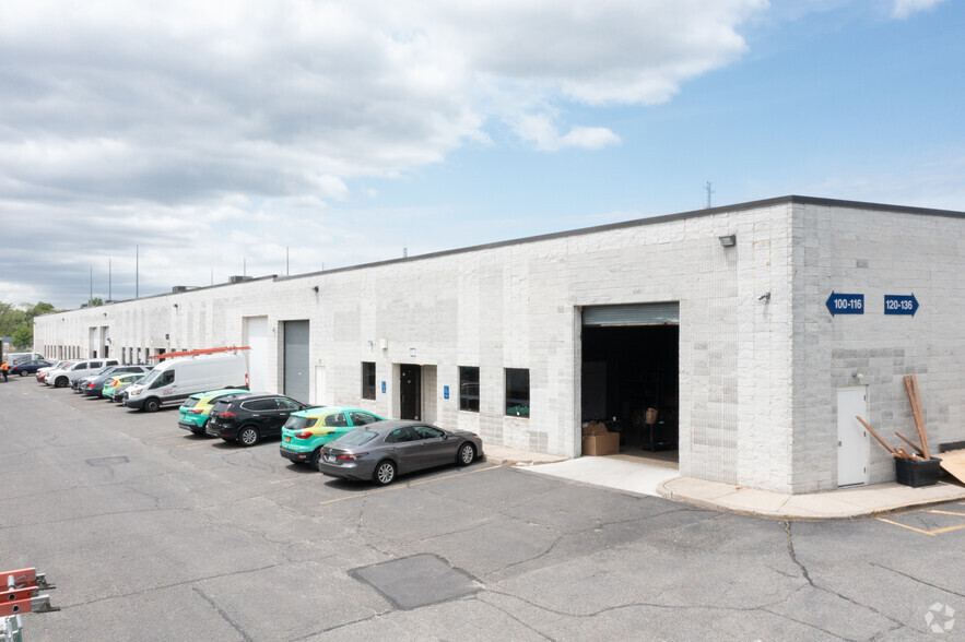 100-136 Charlotte Ave, Hicksville, NY for rent - Primary Photo - Image 1 of 4