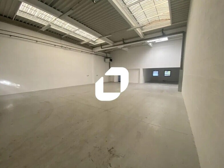 Light Industrial in Lieusaint to rent - Interior Photo - Image 3 of 10