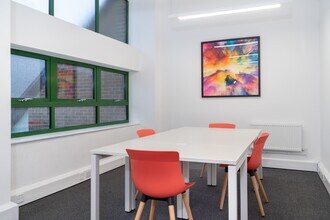 Pine Grv, Crowborough to rent Interior Photo- Image 2 of 7