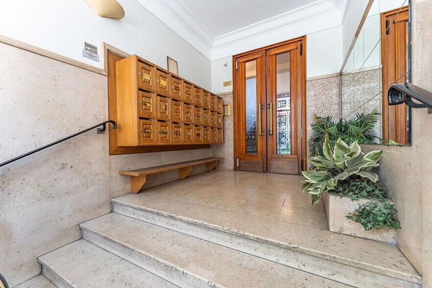 Office in Lyon for sale - Lobby - Image 1 of 6