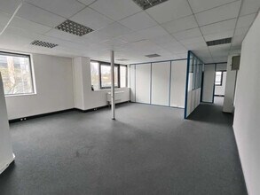 15 Avenue Du Hoggar, Les Ulis to rent Building Photo- Image 1 of 3