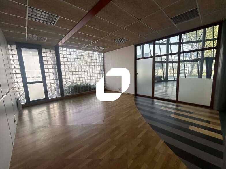 Light Industrial in Bezons to rent - Interior Photo - Image 1 of 10