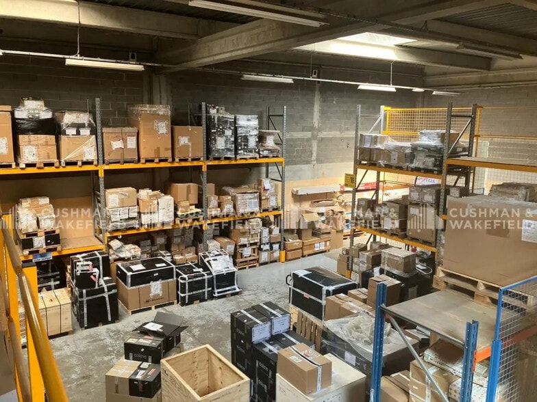 Light Industrial in Vitrolles to rent - Building Photo - Image 2 of 8