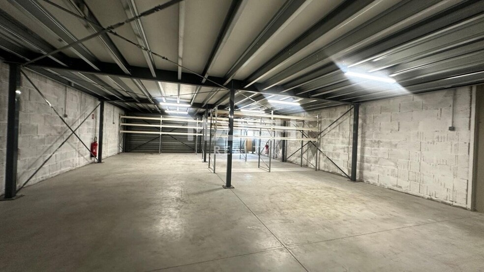 125 Rue Du Chat Botte, Beynost to rent - Interior Photo - Image 3 of 7