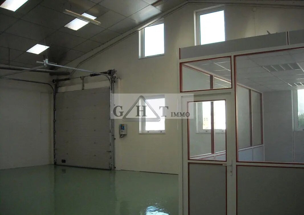 Office in SAINT-OUEN-L'AUMONE to rent Interior Photo- Image 1 of 4