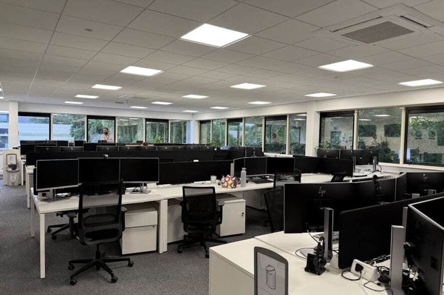 Woodshots Meadow, Watford to rent - Interior Photo - Image 3 of 4