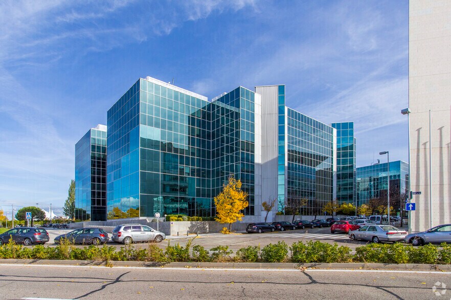 Avenida Partenón, 4-6, Madrid, Madrid to rent - Building Photo - Image 3 of 23