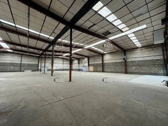 Light Industrial in Plaisir to rent Interior Photo- Image 1 of 3