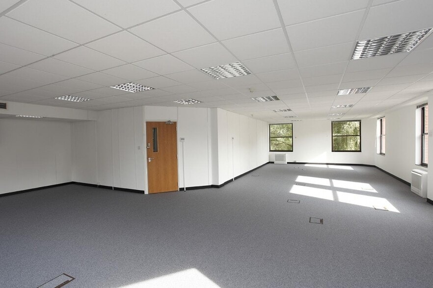 2 Station Rd, Swindon to rent - Interior Photo - Image 2 of 12