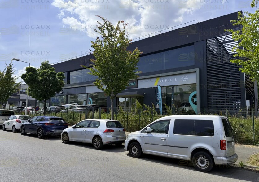 Light Industrial in Nanterre to rent - Building Photo - Image 2 of 4