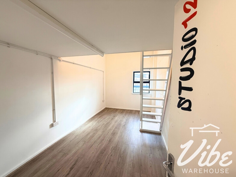 Grosvenor Way, London to rent - Building Photo - Image 3 of 9