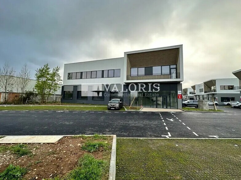 Light Industrial in Chassieu to rent - Building Photo - Image 2 of 8