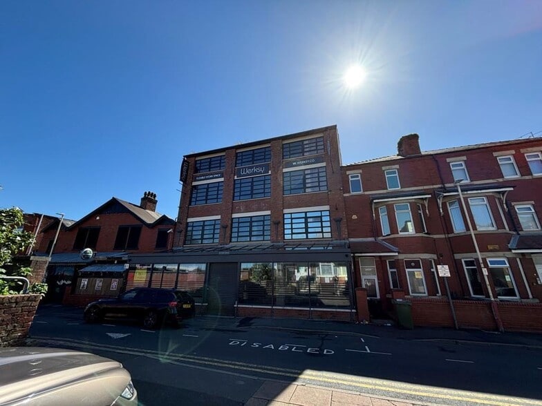 30 West St, Southport to rent - Building Photo - Image 1 of 33