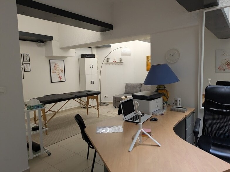 Medical in Bourgoin-Jallieu to rent - Building Photo - Image 1 of 10