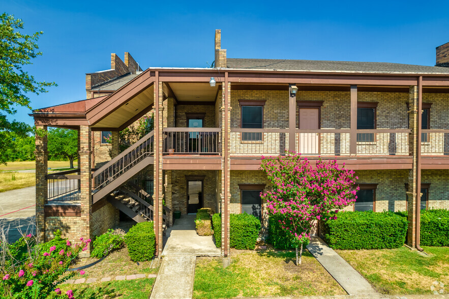 350 Oaks Trl, Garland, TX for rent - Building Photo - Image 3 of 4