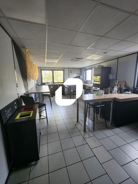 Light Industrial in Créteil for sale - Interior Photo - Image 3 of 12