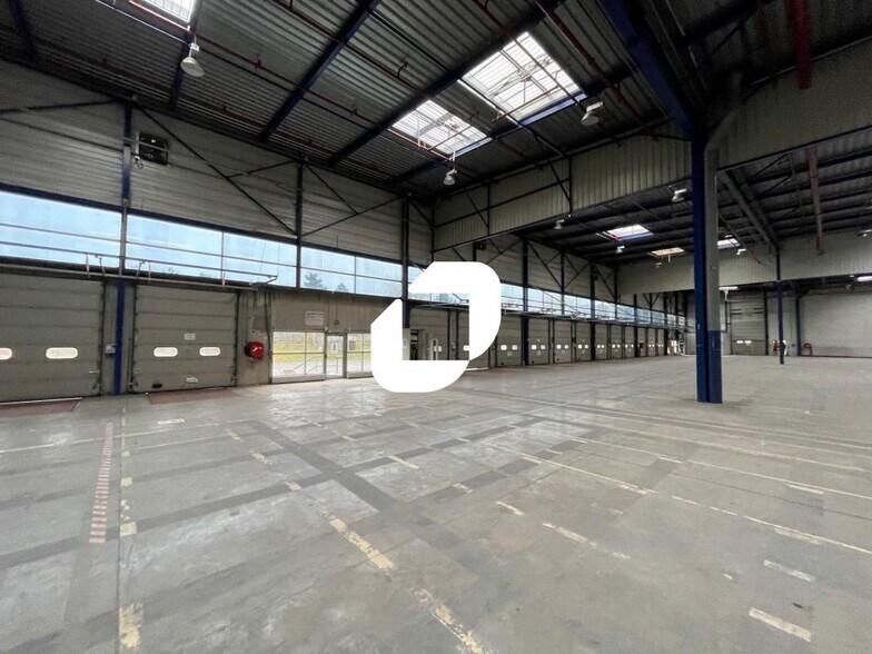 Industrial in Roissy-en-France to rent - Building Photo - Image 3 of 5