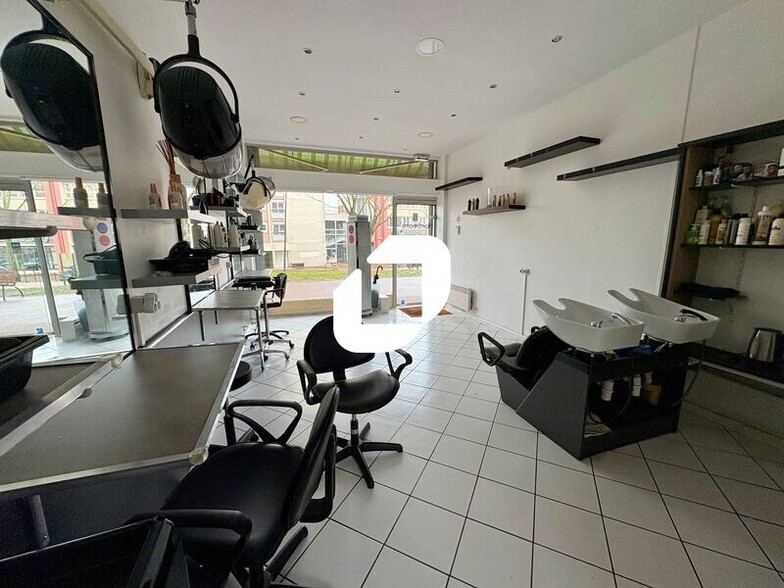 Retail in Maurepas for sale - Building Photo - Image 3 of 7