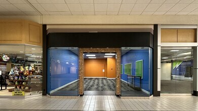 341-351 Three Rivers Dr, Kelso, WA to rent Interior Photo- Image 1 of 7