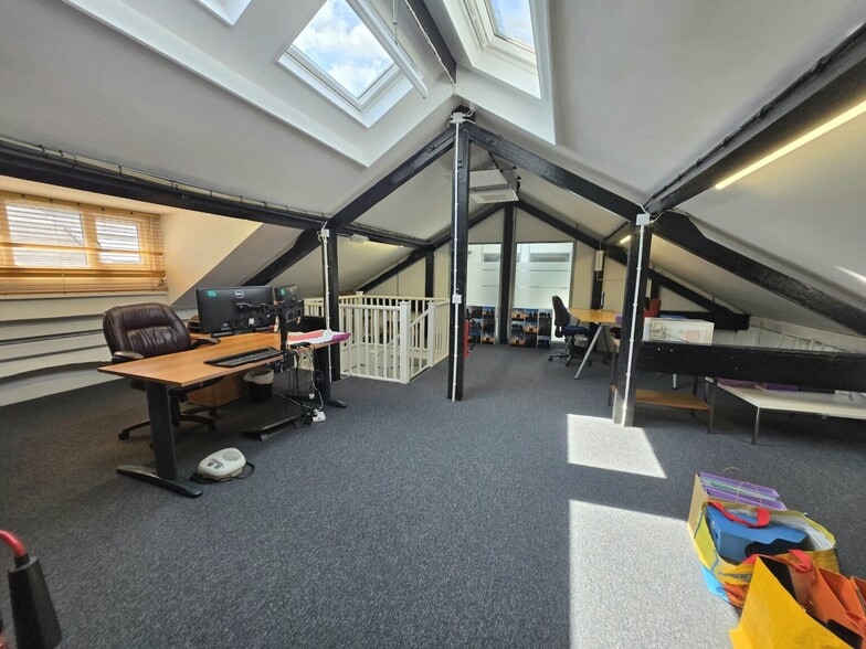 56-58 Crewys Rd, London to rent - Interior Photo - Image 3 of 8