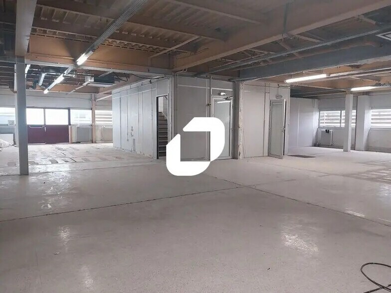 Light Industrial in Plaisir to rent - Interior Photo - Image 3 of 18