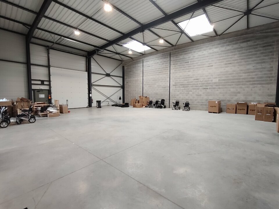 Light Industrial in Chassieu to rent Building Photo- Image 1 of 9