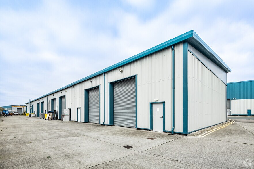 181 Triumph Way, Liverpool to rent - Building Photo - Image 2 of 5