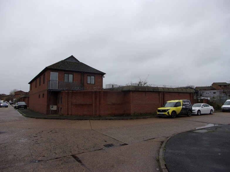 Curzon Dr, Grays to rent - Building Photo - Image 2 of 4