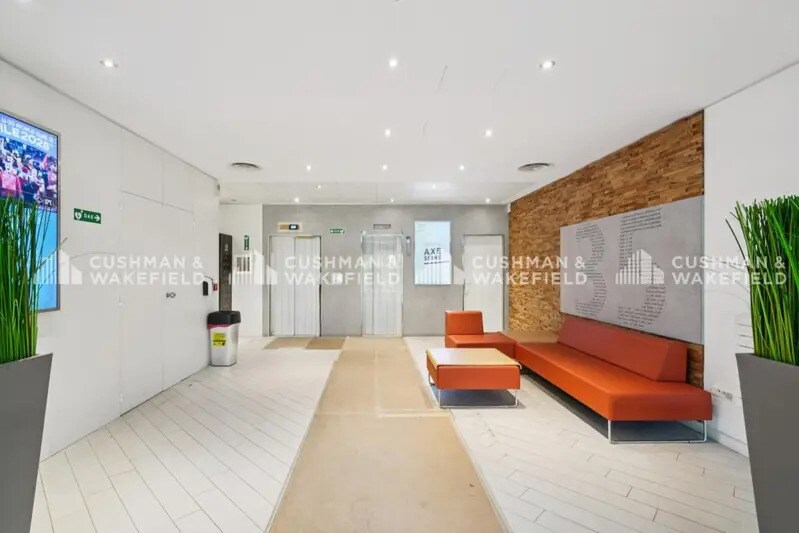 Office in Issy-les-Moulineaux to rent - Lobby - Image 2 of 14