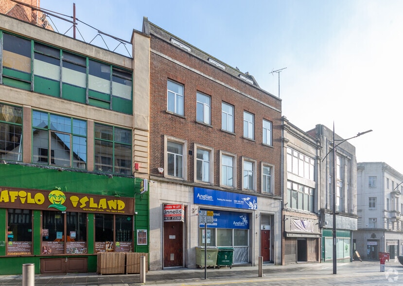 17-18 High St, Newport to rent - Building Photo - Image 3 of 4