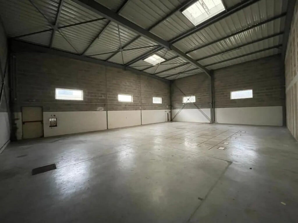 Location Entrepôt 800 m² - Photo 1