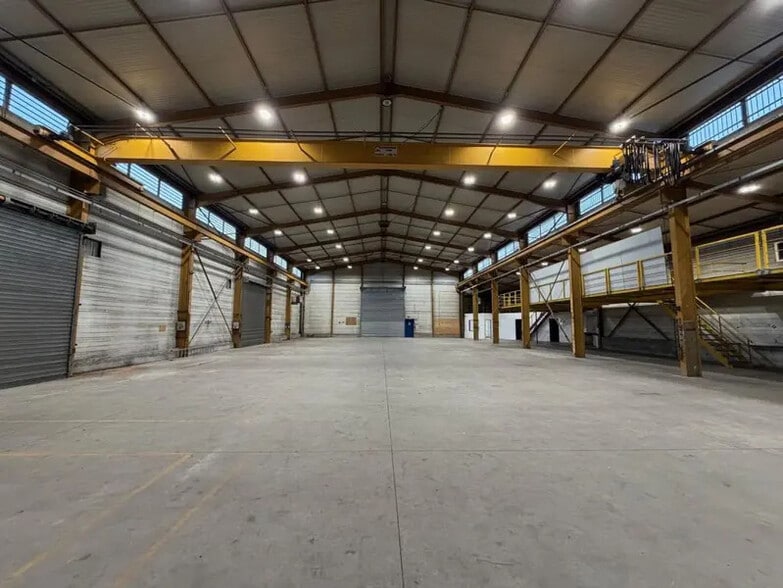Industrial in Vaulx-en-Velin to rent - Building Photo - Image 2 of 6