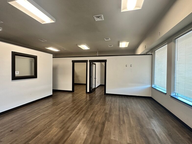 8218 Pacific Ave, Tacoma, WA to rent - Interior Photo - Image 2 of 11