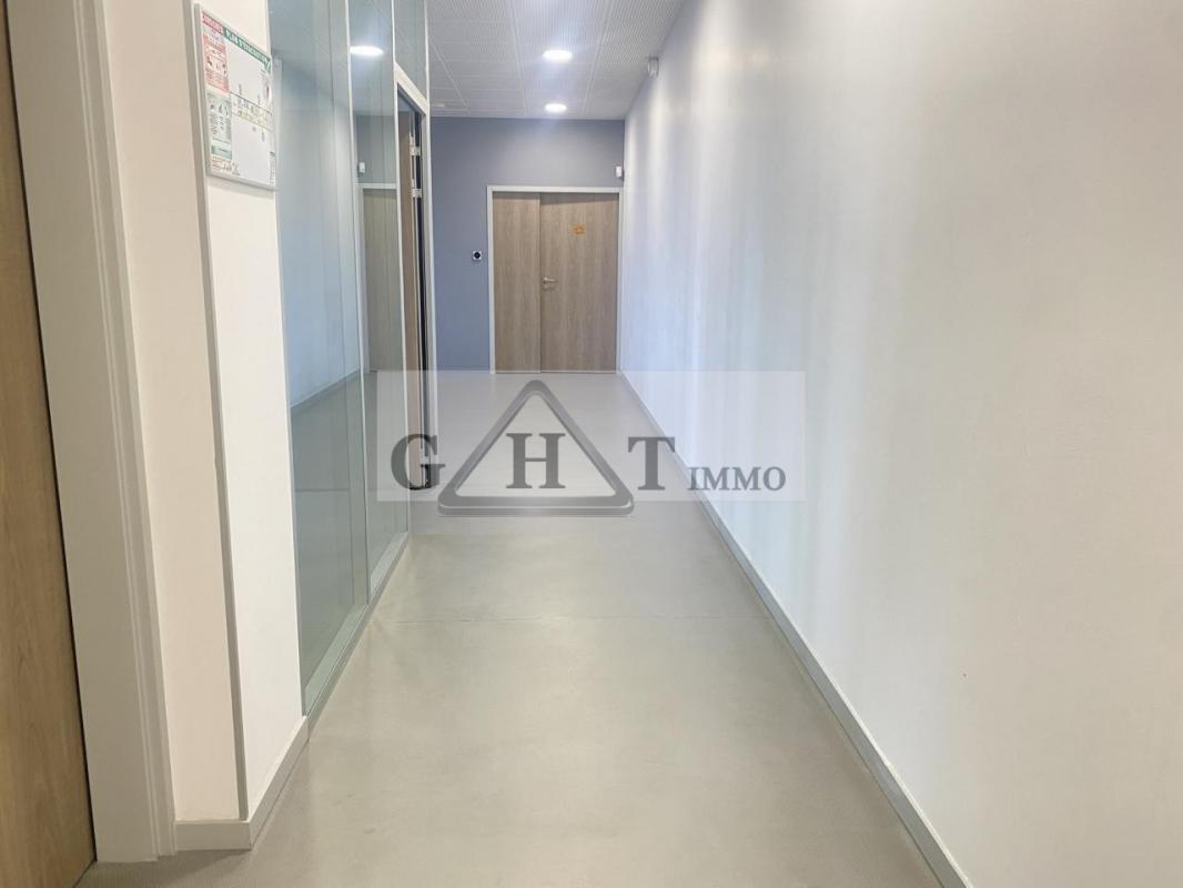 Office in Villenoy to rent Interior Photo- Image 1 of 11